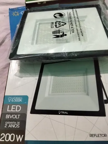 Vendo 2 refletores 1 de 200w e 1 de 100w