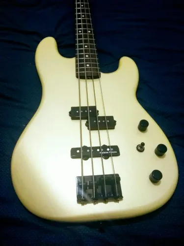 Baixo Fender Duff McKagan Jazz Special