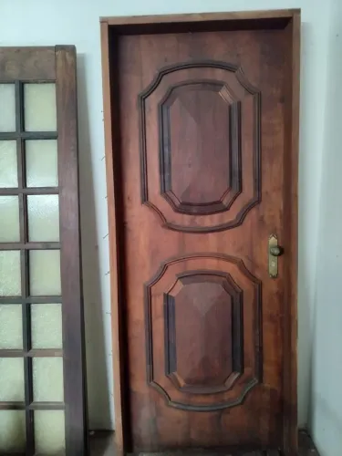 Porta de Madeira maciça almofadada com batente e fechadura