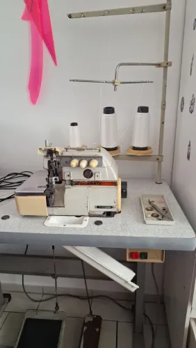 Máquina overlock profissional Yamata