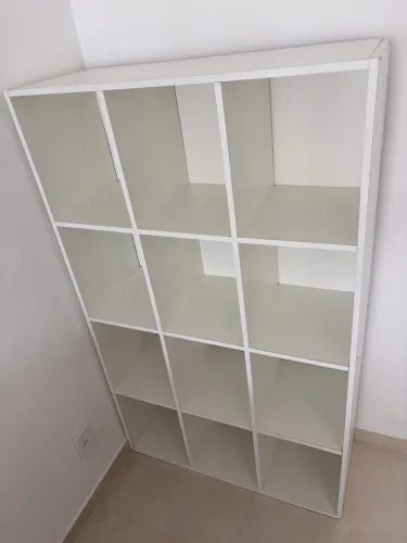 Estante branca de 12 nichos em MDF