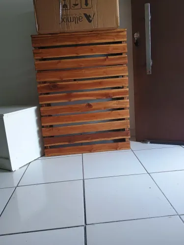 Vendo cômoda de madeira, um balcão de loja ou bar e um ar condicionado