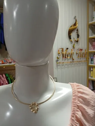 Colar Aro Folheado a Ouro elegante com pingente design moderno martelado