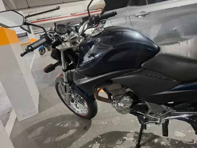 CB300r 2012 - muito conservada com motor e rodas cromados