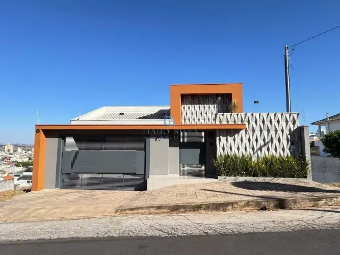 Casa com 3 dormitórios à venda, 265 m² por R$ 1.400.000 - Colinas de Santa Bárbara - Pouso