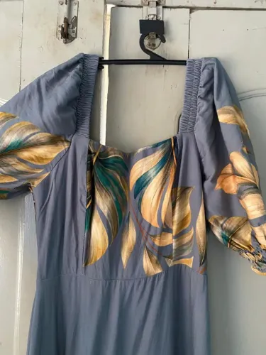 Vestido longo seminovo veste M e G tem elastano na costa caimento perfeito