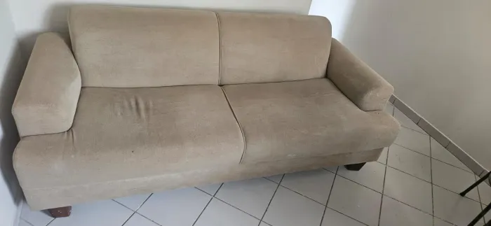 Sofá 2 lugares , cabe até 3 pessoas