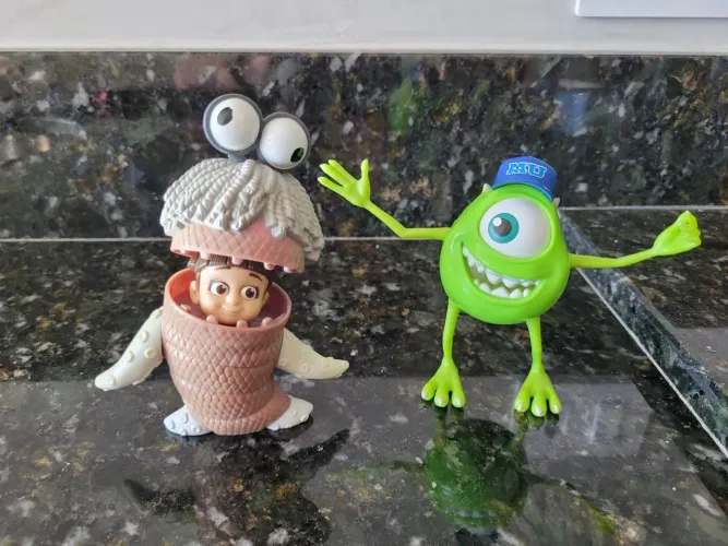 Lote 2 brinquedos Monstros S.A. - Pixar Disney
