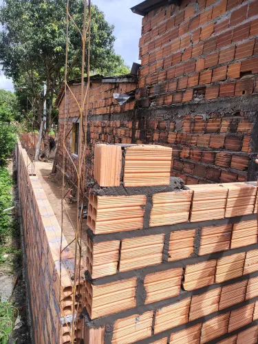 vendo casa 2 quartos sala cozinha banheiro metragem 10 de frente 30 de fundo