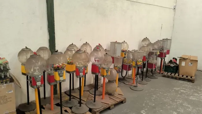 Lote com 30 Máquinas de Bolinhas de R$ 1,00 + Caixa de Bolinhas Especiais