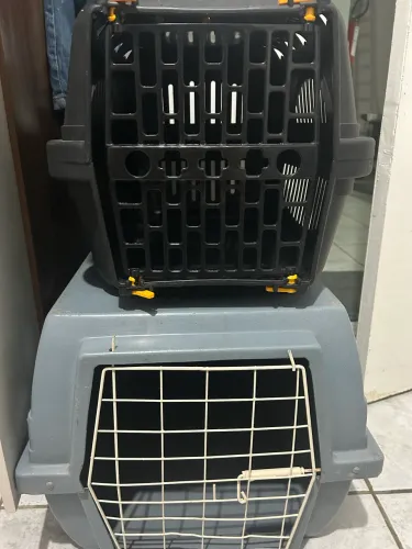 Caíxas de transportar cachorros las 2 son casi novas (300 por las dos)