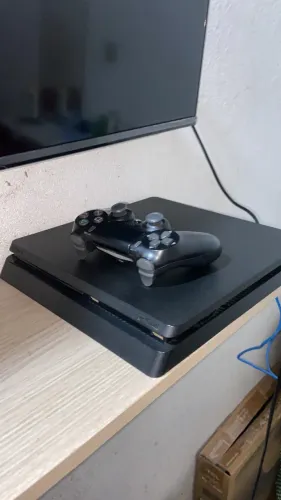 Play 4 slim 500gb com 1 controle e 1 jogo a sua escolha
