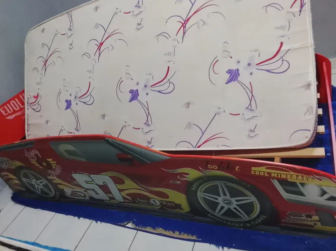 Cama infantil carro e colchão