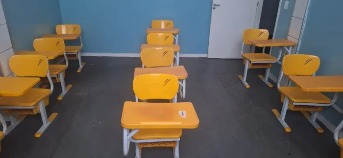 Carteiras escolares usadas