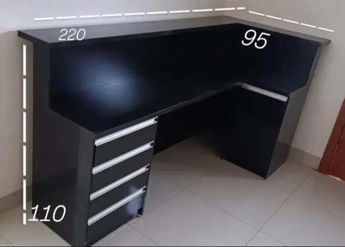 Balcão de atendimento bem conservado