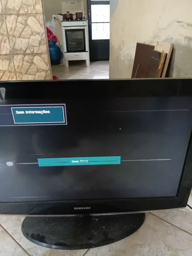 Tv com listra no meio ( não é smart)