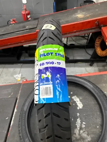 Pneu dianteira para moto Michelin Pilot Street 2 sem câmara de 60/100-17 S 33 x 1 unidade