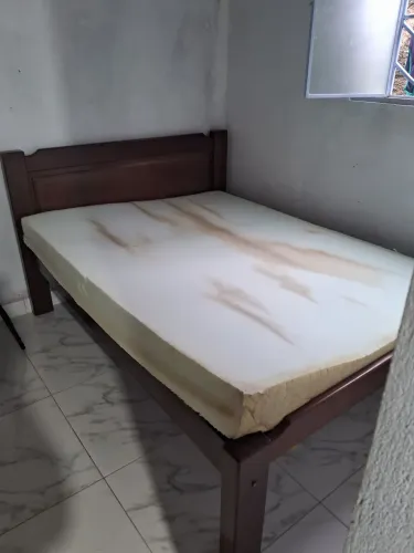 Cama de madeira forte mais colchão em boas condições!!