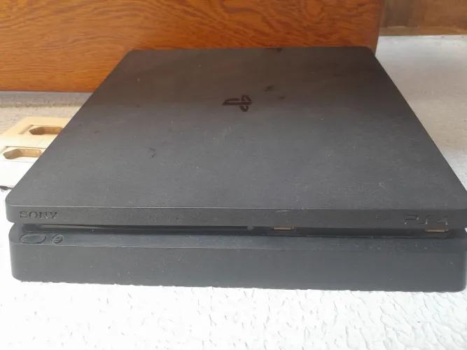 Vendo ps4 sim bem conservado