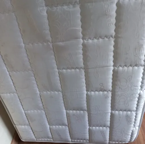 Vende-se cama de solteiro