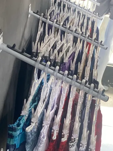 Arara de parede para roupas unitário