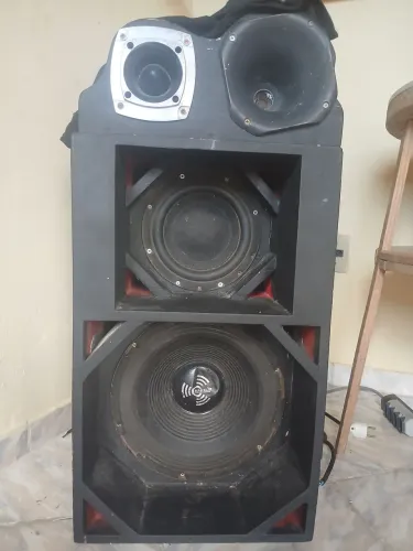 Vende-se caixa de bom bob ,som montado funcionando perfeitamente so ligar e ser feliz