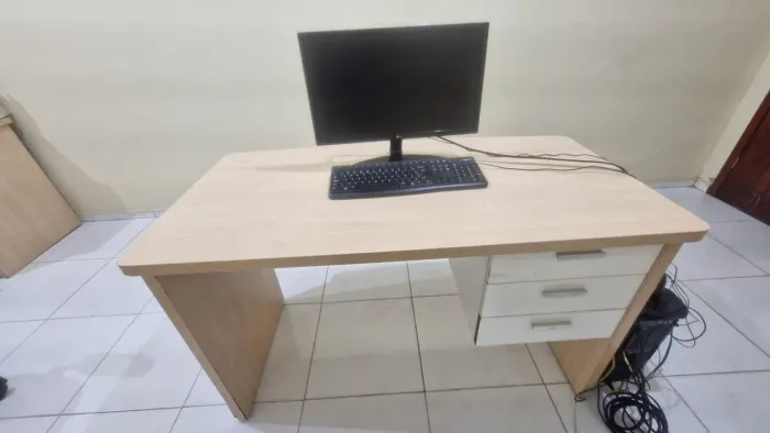 Mesa de escritório com gavetas