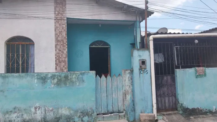 VENDE-SE CASA EM VILA ( AMBIENTE FAMILIAR)
