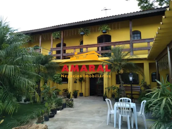 Maravilhoso Sobrado de 4 Quartos (3 Suítes) em amplo quintal com Área Gourmet e Piscina