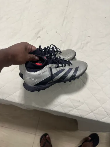 Chuteira Adidas Predator 24 League Society na cor cinza metálico tamanho 40
