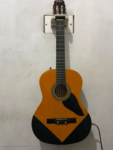 Violão elétrico com cordas reguladas por luthier, funcionando no som e fora, 2 em 1!