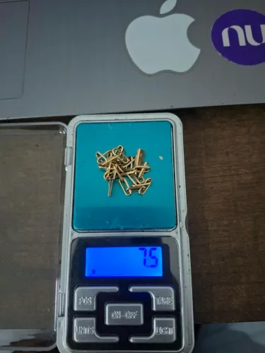 Pulseira e cordões de ouro