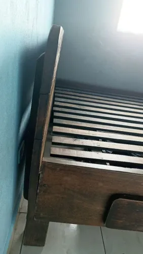 Cama antiga madeira bruta 