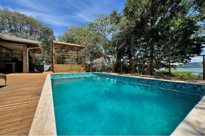 CASA DE ALTO PADRÃO PÉ NA ÁGUA NA REPRESA DE PIRACAIA