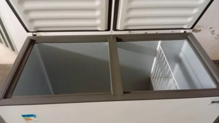 Vende-se freezer semi novo