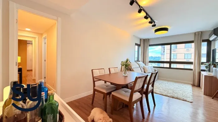 Apartamento mobiliado para locação no Bairro Menino Deus com 2 dormitórios (1 suíte) e 2 v