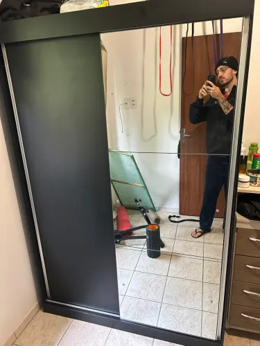 Guarda roupa com espelho