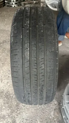 Um Pneu 265-55 Aro 16