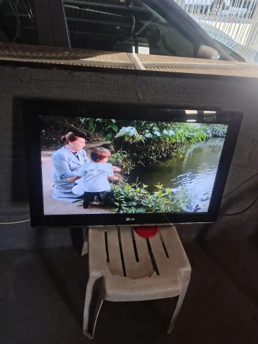 Vendo tv LG de 32 polegadas.