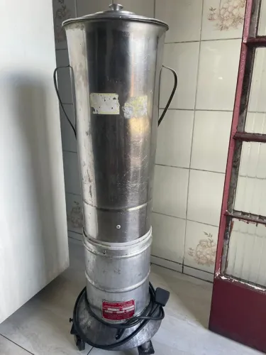 Liquidificador industrial, capacidade 10lts, usado, marca Siemsen , voltagem 110v