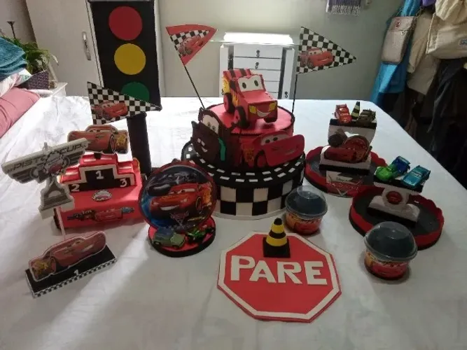Bolo Fake Carrinhos + acessorios