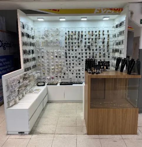 Quiosque de folheados e bijuterias 