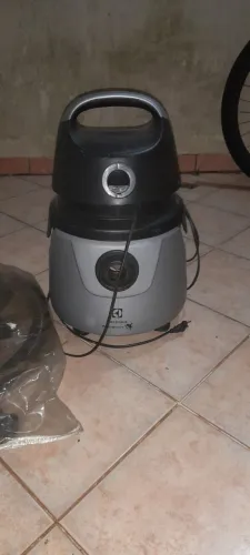 Vende-se aspirador de pó usado em bom estado, da marca Eletrolux