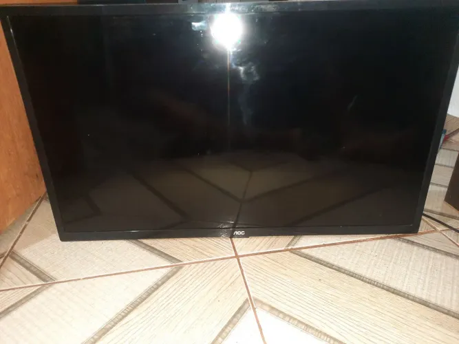 Vende uma TV. AOC ela está com umas listras nela 32. Polegadas
