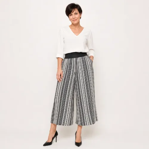Calça Pantacourt listrada