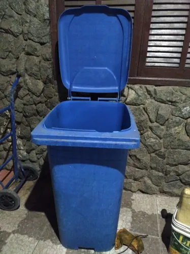 Balde de lixo 240 litros