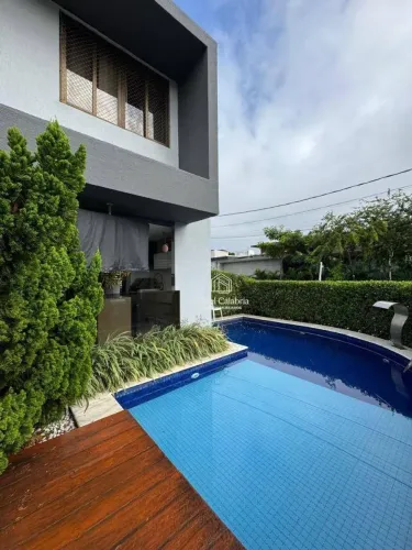 VENDE-SE CASA EM CONDOMINIO DE LUXO EM JOÁO PESSOA, COM 365 M² DE ÁREA CONSTRUIDA.