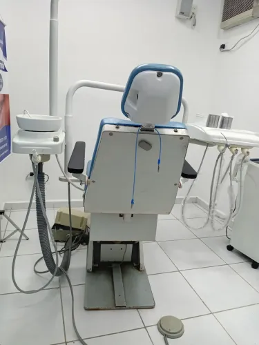Cadeira odontologica Dabi Atlante azul funcionando 1 sugador refletor 