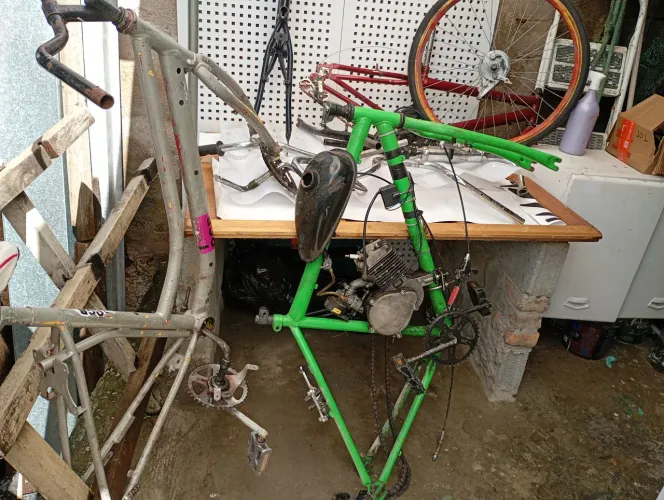 Lote de peça de bicicleta usado bom quadro guidão guardo pneus etc, desapega