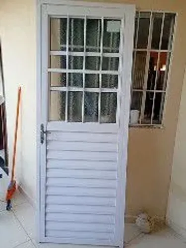 Porta de alumínio branca com basculante